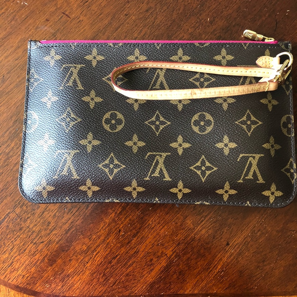 Louis Vuitton neverfull mm pouchette.